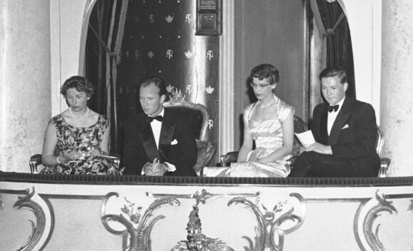 TIDLIG EN LEDERTYPE: Thorvald Stoltenberg (nr. to f.v.) på Nationaltheatret i 1955 sammen med prinsesse Astrid (t.v.), Ellen Helsvig og Harald Tybring-Gjedde. I 1950 var Stoltenberg russepresident, mens han her var jusstudent. Foto: NTB Scanpix TIDLIG EN LEDERTYPE: Thorvald Stoltenberg (nr. to f.v.) på Nationaltheatret i 1955 sammen med prinsesse Astrid (t.v.), Ellen Helsvig og Harald Tybring-Gjedde. I 1950 var Stoltenberg russepresident, mens han her var jusstudent. Foto: NTB Scanpix
